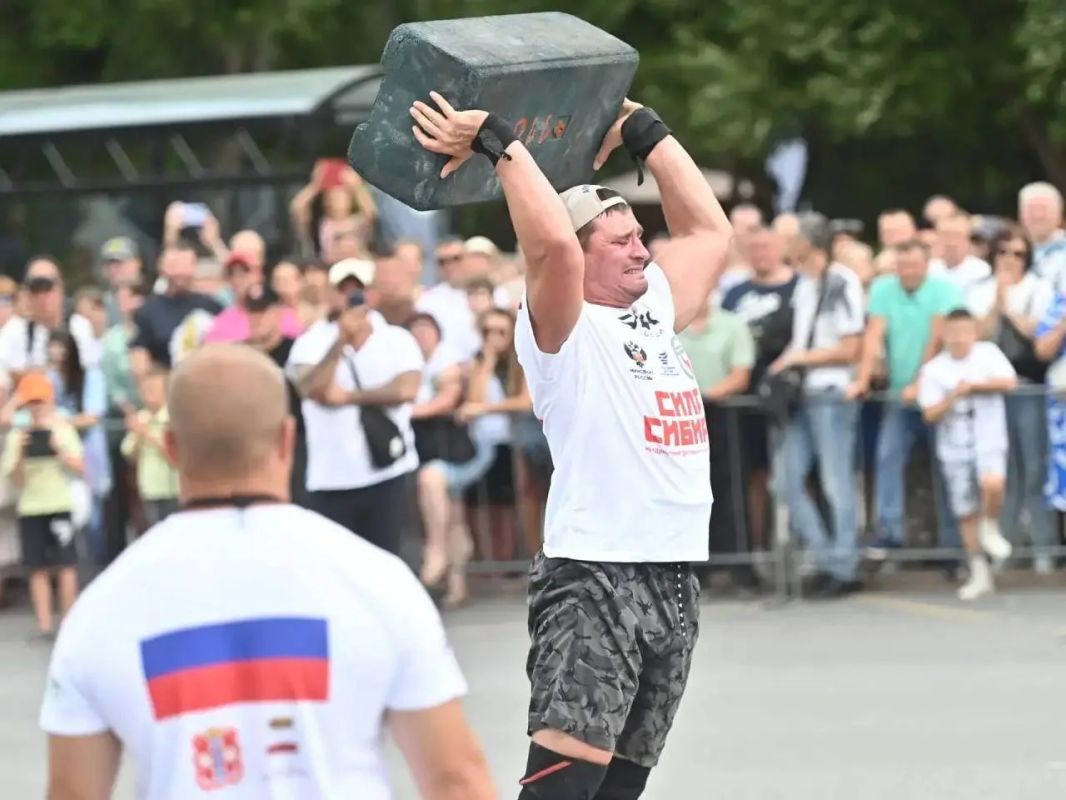 В центре Омска проходит международный фестиваль силового экстрима «Сила Сибири» В центре Омска проходит международный фестиваль силового экстрима «Сила Сибири»