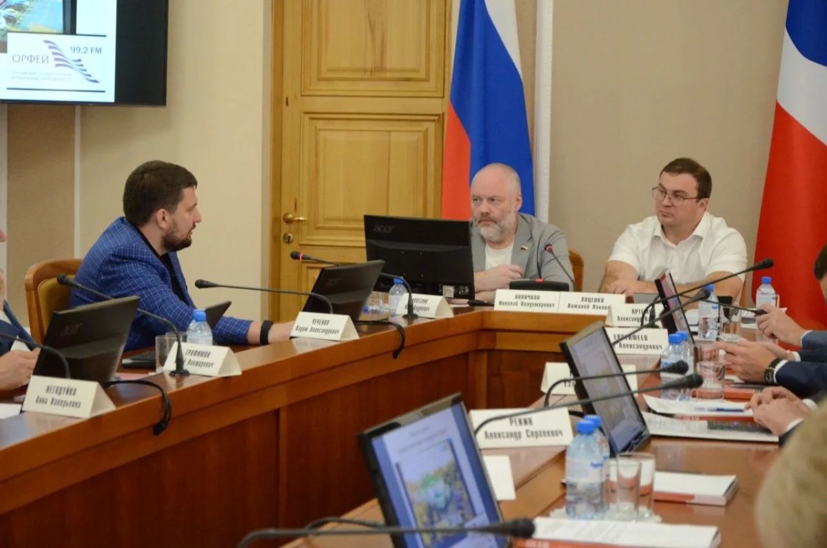 Под руководством губернатора Виталия Павловича Хоценко, депутата Госдумы, председателя оргкомитета конкурса «Культурная столица года» Николая Владимировича Новичкова и заместителя начальника Управления Президента РФ по... Под руководством губернатора Виталия Павловича Хоценко, депутата Госдумы, председателя оргкомитета конкурса «Культурная столица года» Николая Владимировича Новичкова и заместителя начальника Управления Президента РФ по...
