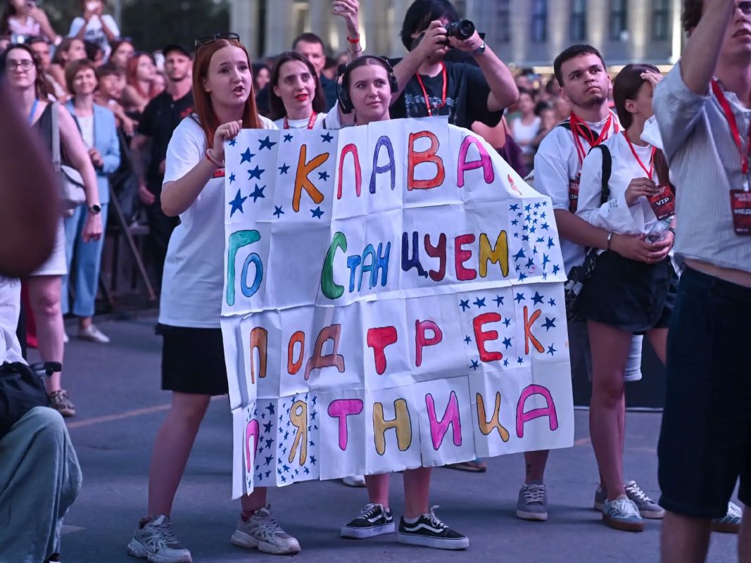 Клава Кока выступила на Дне города в Омске Клава Кока выступила на Дне города в Омске