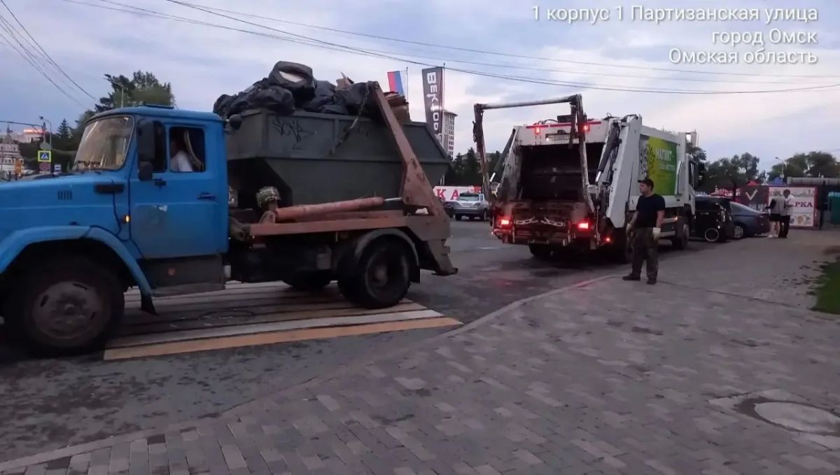 Более 17 тонн мусора вывезли городские службы за праздничные выходные с территорий массовых гуляний Более 17 тонн мусора вывезли городские службы за праздничные выходные с территорий массовых гуляний