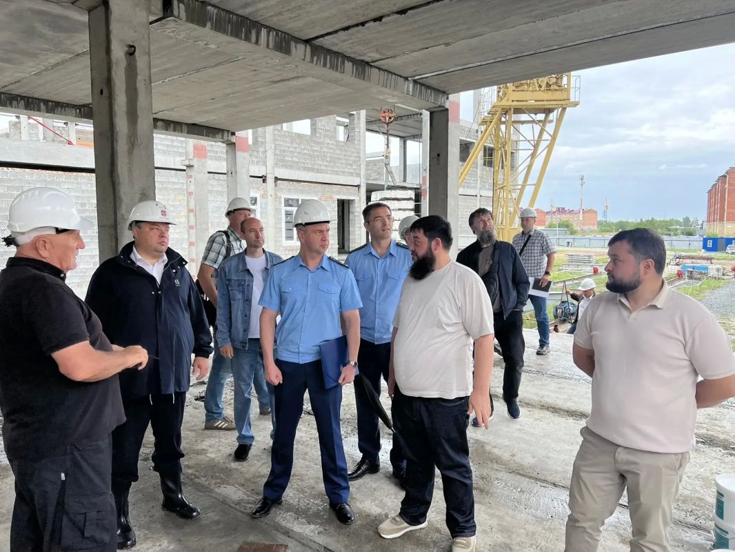 Под председательством заместителя прокурора Омской области проведено совещание на строительной площадке школы в микрорайоне Ясная Поляна села Троицкое Омского района Под председательством заместителя прокурора Омской области проведено совещание на строительной площадке школы в микрорайоне Ясная Поляна села Троицкое Омского района