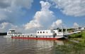 Омские судостроители спустили на воду буксир и паром, предназначенные для круглогодичной переправы через Иртыш