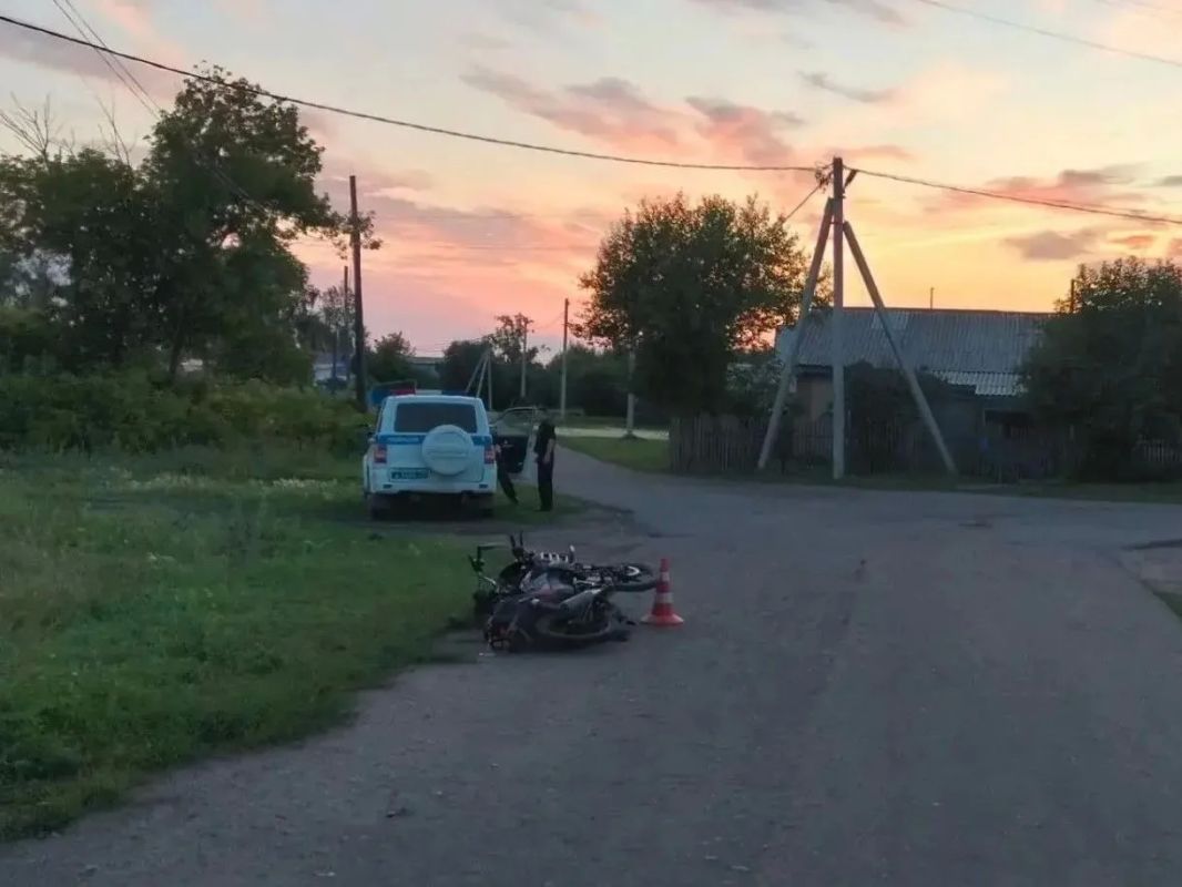 В Омской области подростки на мопедах не поделили проезжую часть В Омской области подростки на мопедах не поделили проезжую часть