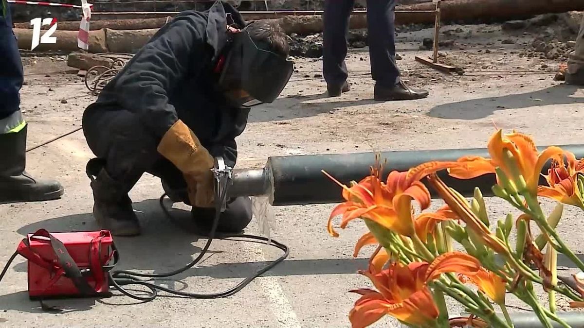 В Омске специалисты «Тепловой компании» проверяют воду по десяткам параметров