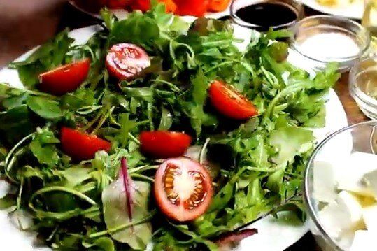 Летний салат с шпинатом и рукколой: вкусно и полезно