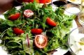 Летний салат с шпинатом и рукколой: вкусно и полезно