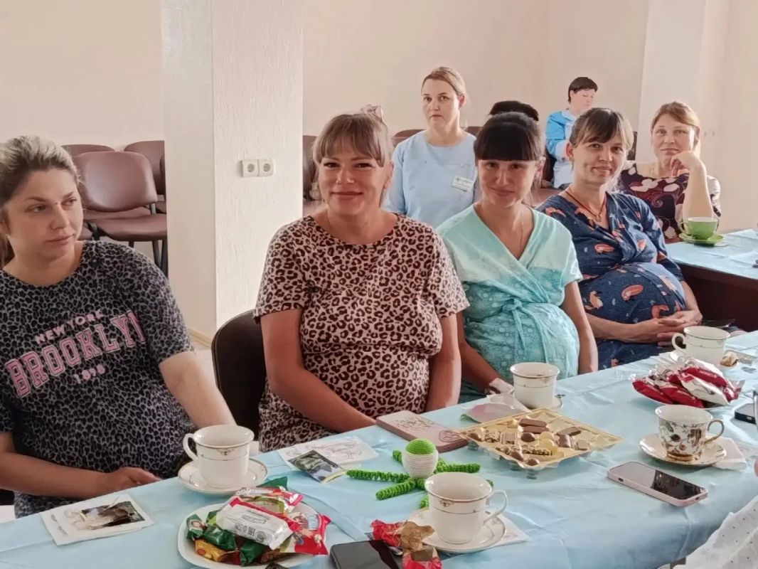 Десятки белых воздушных шаров в небе над Областной больницей стали финалом мероприятия, посвященного Неделе популяризации грудного вскармливания Десятки белых воздушных шаров в небе над Областной больницей стали финалом мероприятия, посвященного Неделе популяризации грудного вскармливания