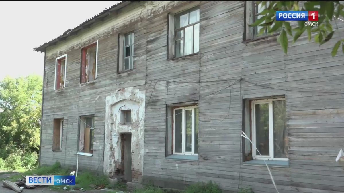 Аварийный дом на Раздольной улице, где обрушился потолок, опечатали