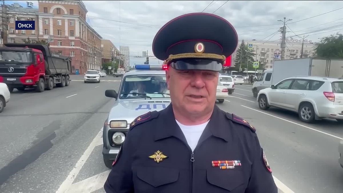 В Омске пожилой водитель на полной скорости сбил сразу семь человек, которые ждали зеленый свет, чтобы перейти дорогу