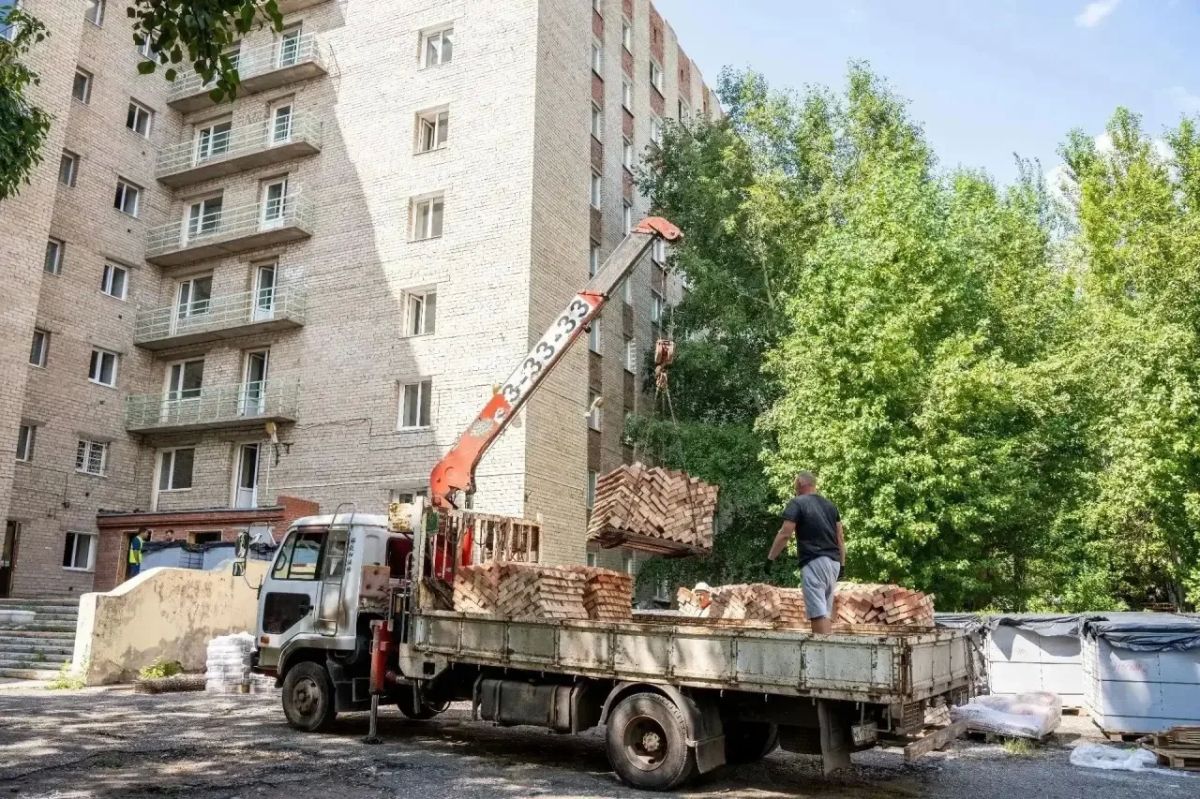 Виталий Хоценко: Продолжаем в Омской области обновление студенческих общежитий