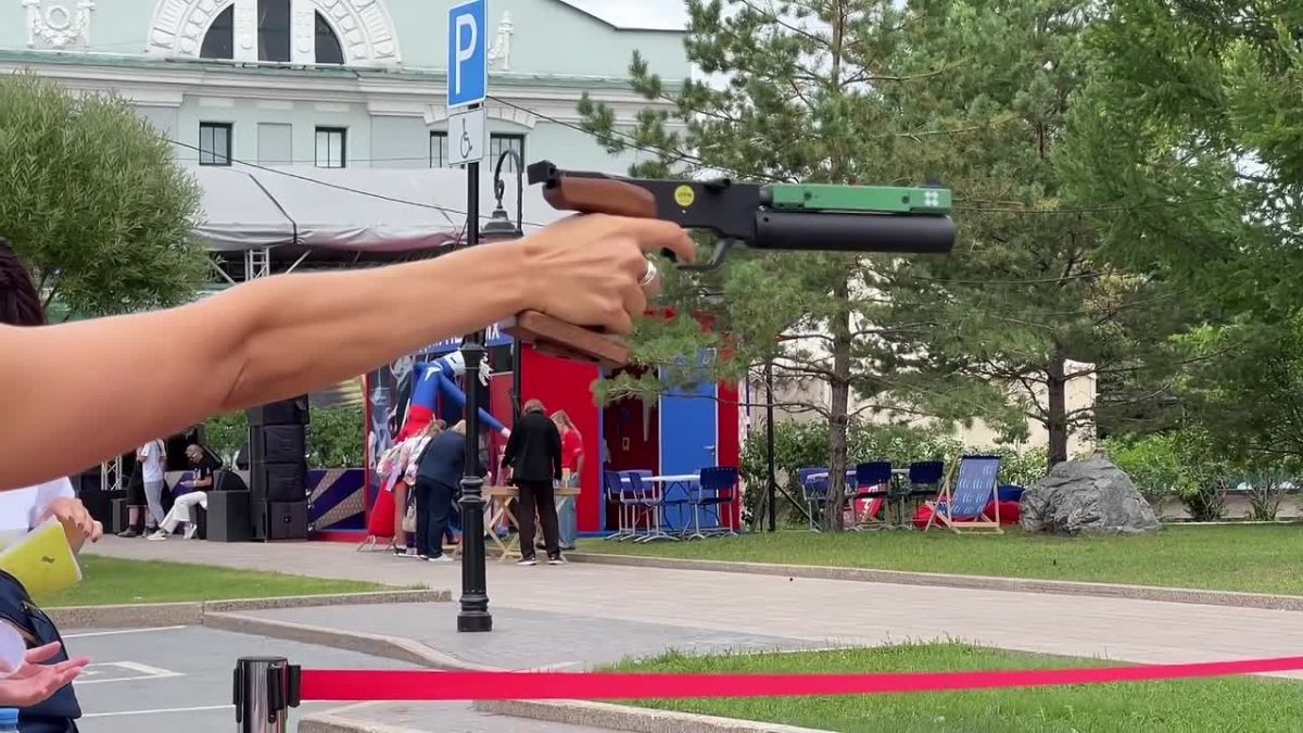На площадке Регионального центра спортивной подготовки разместился тир, где каждый желающий может пострелять из лазерного пистолета