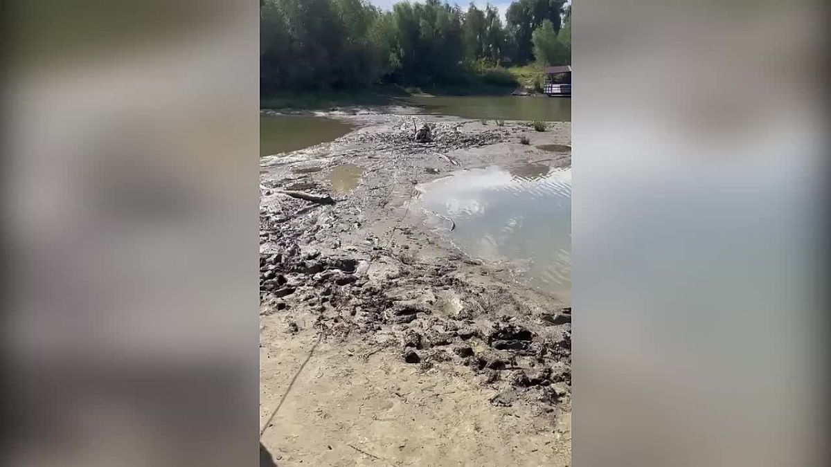 Омские инспекторы ДПС спасли рыбака, которого затянуло в илистую ловушку