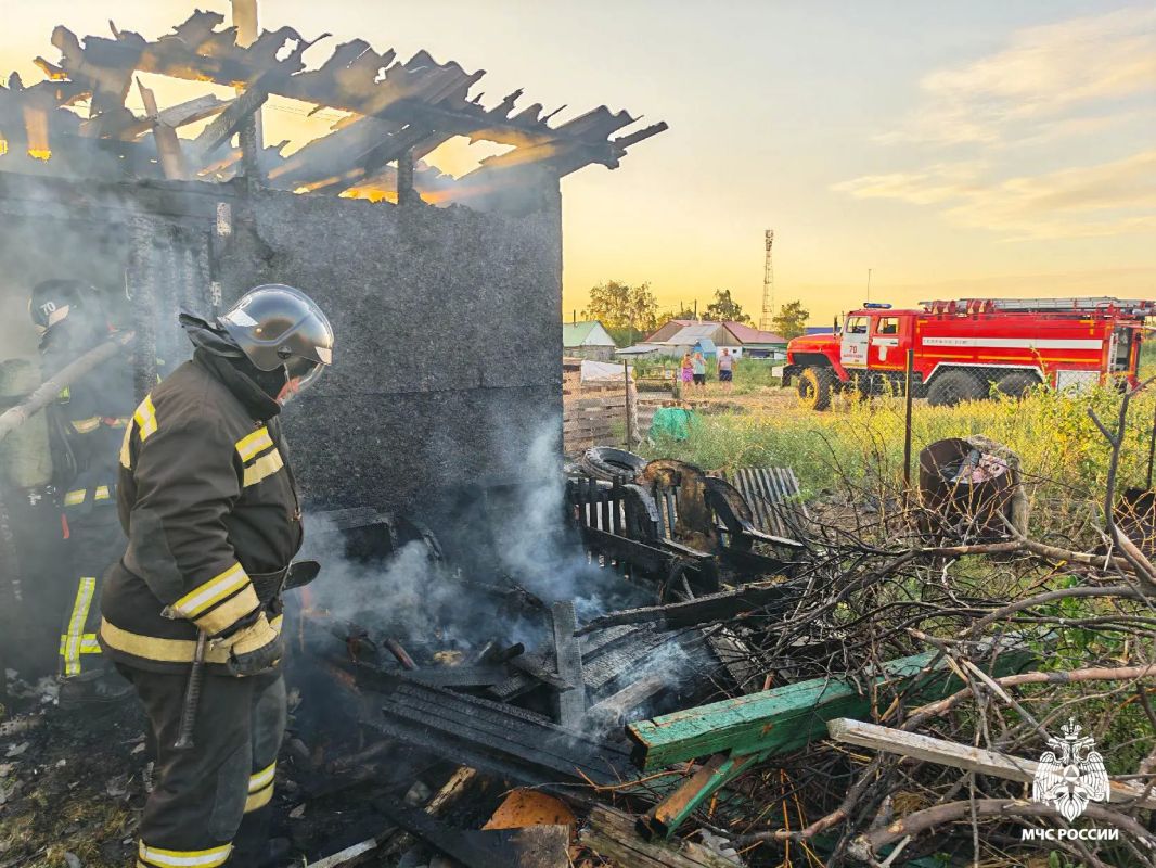 #пожарызасутки. 09 августа в 19:52 В Павлоградке на улице переулок Гвардейский горела баня #пожарызасутки. 09 августа в 19:52 В Павлоградке на улице переулок Гвардейский горела баня