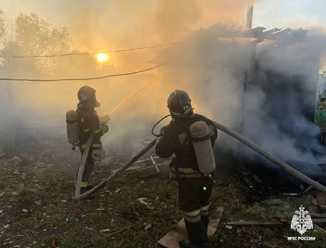 #пожарызасутки. 09 августа в 19:52 В Павлоградке на улице переулок Гвардейский горела баня #пожарызасутки. 09 августа в 19:52 В Павлоградке на улице переулок Гвардейский горела баня