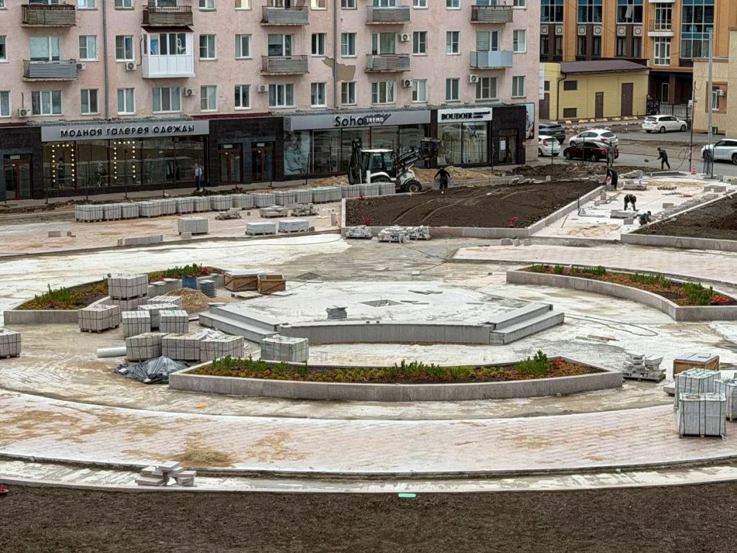 На площади Бухгольца начали высаживать растения На площади Бухгольца начали высаживать растения