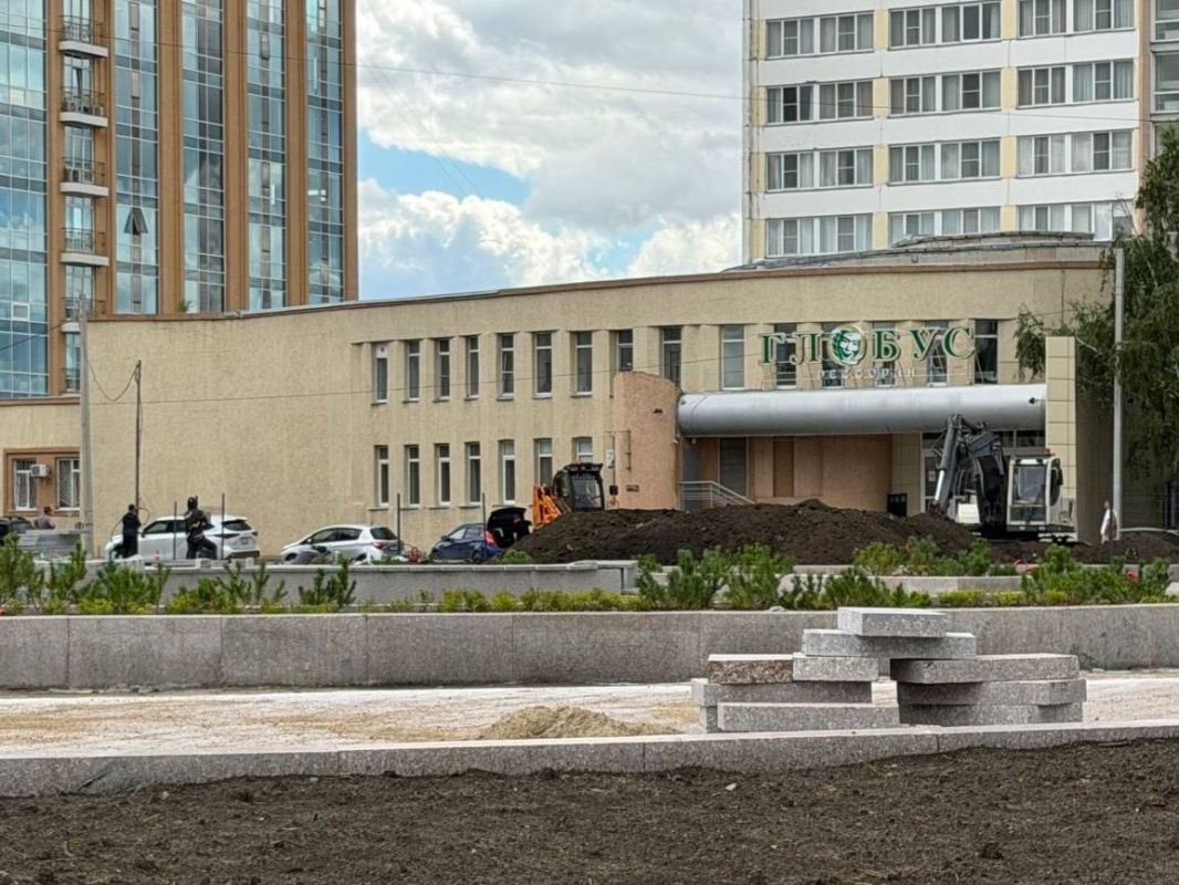 На площади Бухгольца начали высаживать растения На площади Бухгольца начали высаживать растения