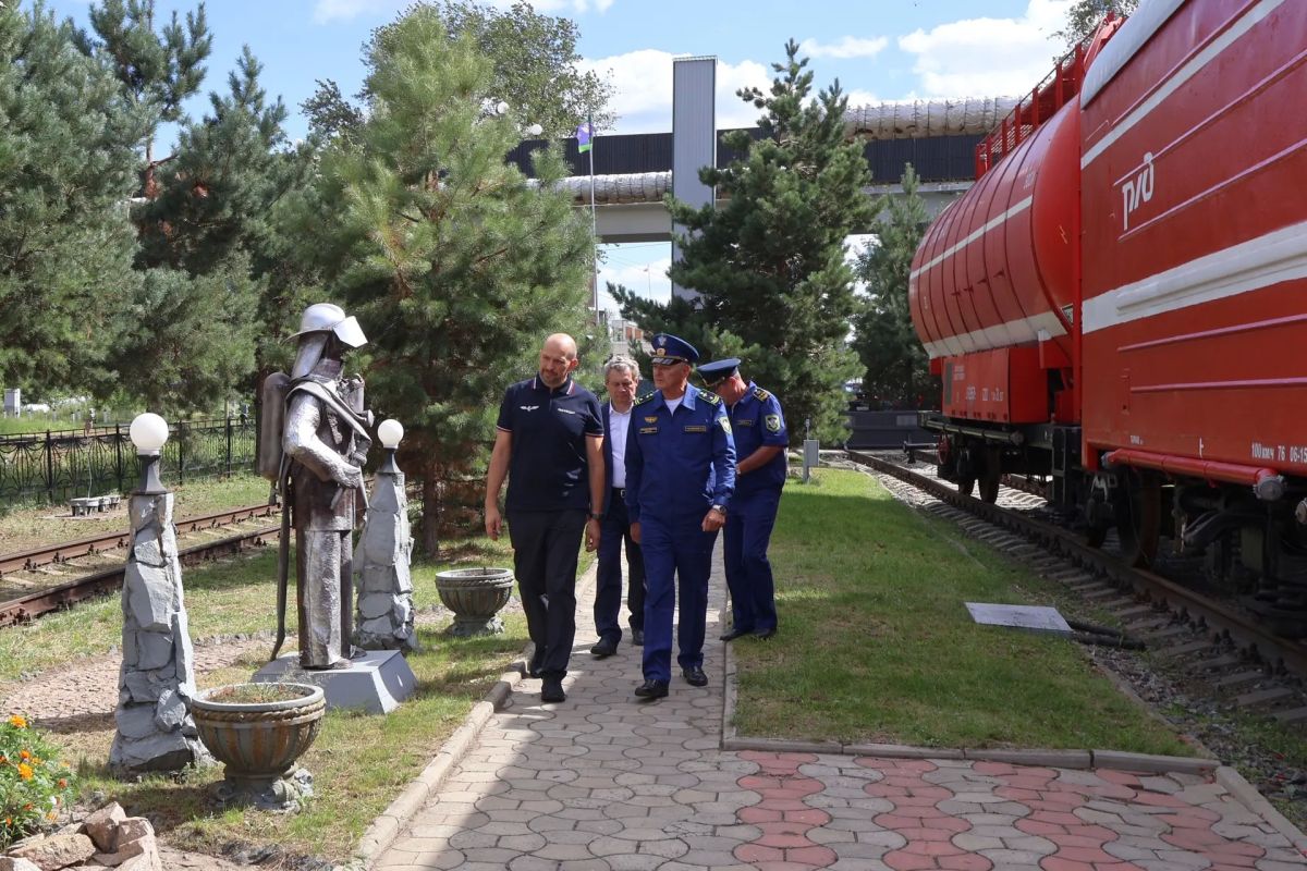 Глава Росжелдора встретился с представителями Правительства и Законодательного собрания Омской области и посетил отряд ВО ЖДТ России Глава Росжелдора встретился с представителями Правительства и Законодательного собрания Омской области и посетил отряд ВО ЖДТ России