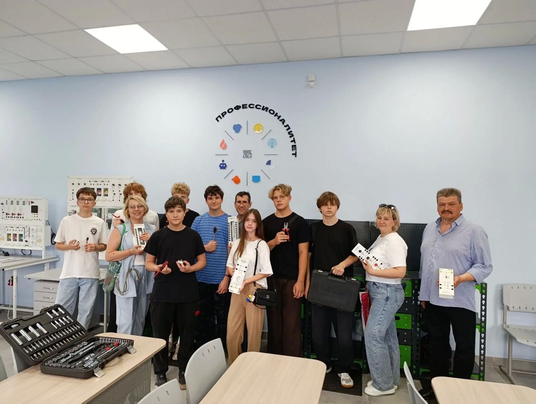 В Омском промышленно-экономическом колледже прошла профориентационная экскурсия для сотрудников предприятий «Газпром нефти» и их детей В Омском промышленно-экономическом колледже прошла профориентационная экскурсия для сотрудников предприятий «Газпром нефти» и их детей