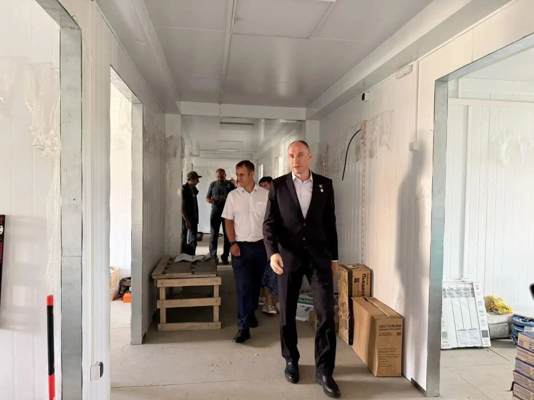 Дмитрий Перминов проверил строительство социальных объектов в Троицком и Новоомском Дмитрий Перминов проверил строительство социальных объектов в Троицком и Новоомском