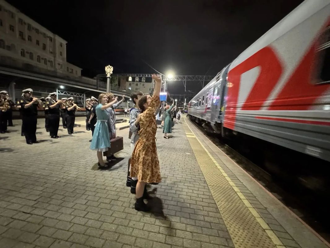 Из Владивостока стартовал поезд «Россия», брендированный к выборам депутатов Государственной Думы Из Владивостока стартовал поезд «Россия», брендированный к выборам депутатов Государственной Думы