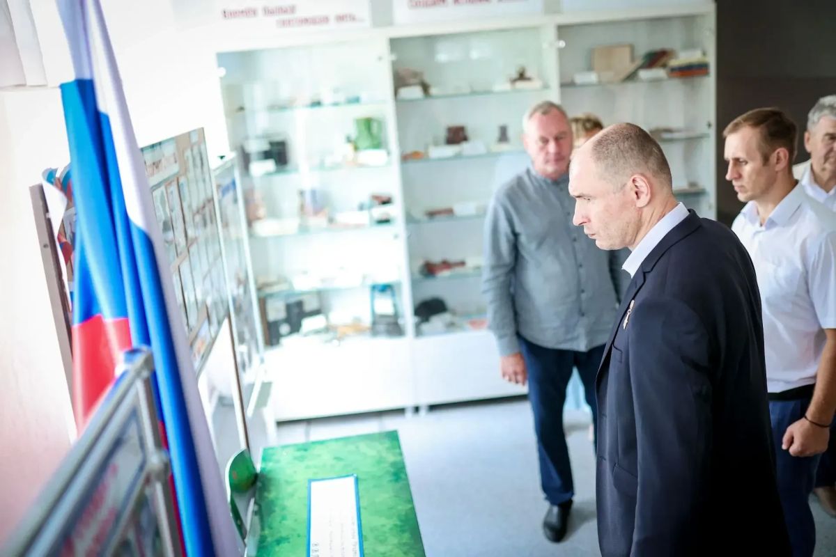 Герой России, сенатор Российской Федерации Дмитрий Перминов вместе с депутатом Законодательного Собрания Омской области от Единой России Дмитрием Головановым оценили ход строительства и ремонта социальных объектов в Троицком... Герой России, сенатор Российской Федерации Дмитрий Перминов вместе с депутатом Законодательного Собрания Омской области от Единой России Дмитрием Головановым оценили ход строительства и ремонта социальных объектов в Троицком...