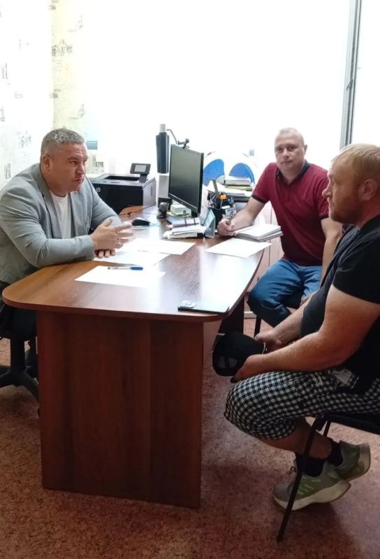 Первый заместитель Министра труда и социального развития Омской области Александр Рыскалкин проинспектировал социальные объекты и провел личный прием в Крутинском районе