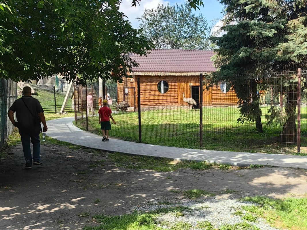 Большереченский сельский зоопарк ярко встречает свое 40-летие! Для гостей праздника здесь приготовили анимации и концерт Большереченский сельский зоопарк ярко встречает свое 40-летие! Для гостей праздника здесь приготовили анимации и концерт