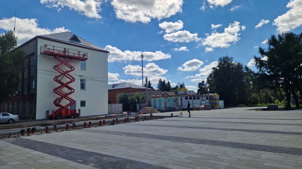 В Большеречье начали рисовать мурал на стене трёхэтажного здания почтового отделения, прилегающего к парку «Наследие»