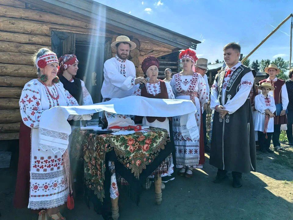 В Большеречье в музее-заповеднике «Старина Сибирская» сегодня открылось «Белорусское подворье» В Большеречье в музее-заповеднике «Старина Сибирская» сегодня открылось «Белорусское подворье»