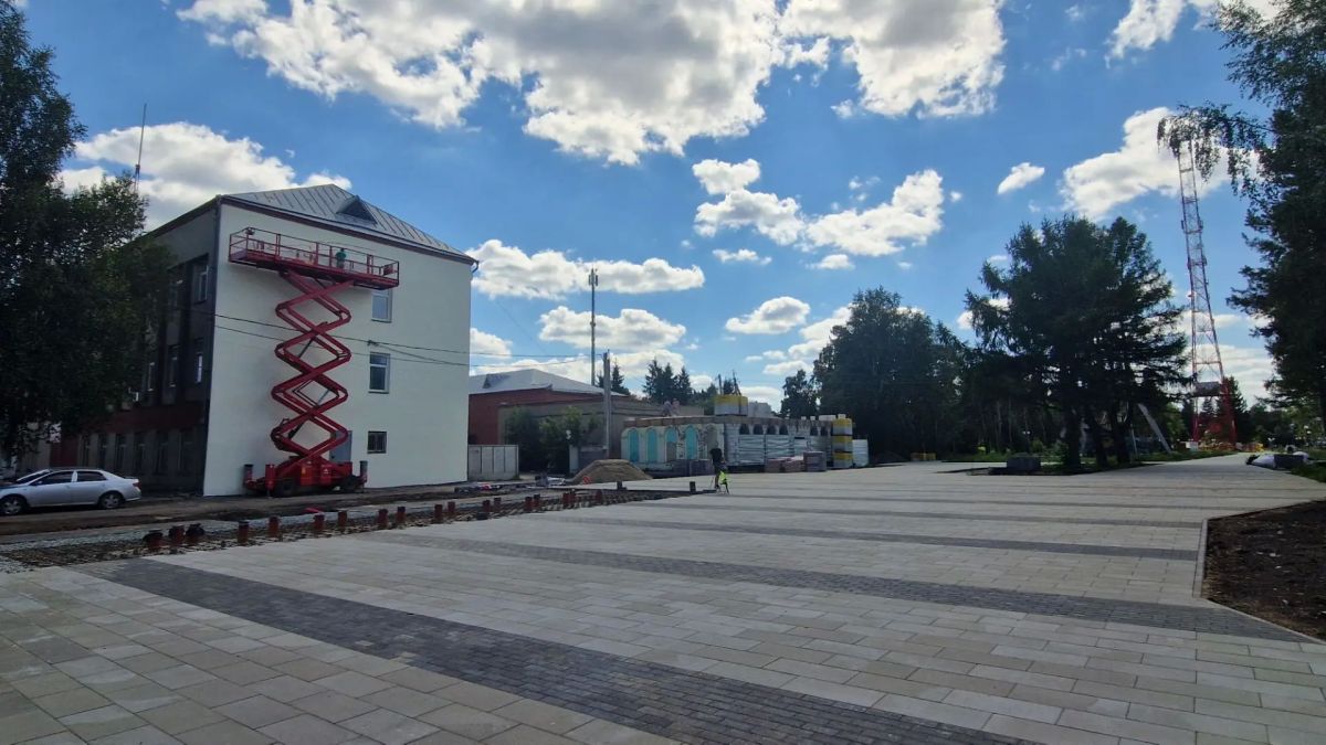 В Большеречье начали рисовать мурал на стене трёхэтажного здания почтового отделения, прилегающего к парку «Наследие» В Большеречье начали рисовать мурал на стене трёхэтажного здания почтового отделения, прилегающего к парку «Наследие»