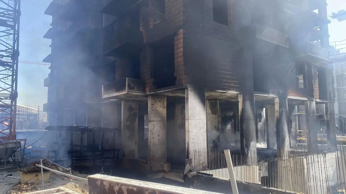 #пожарызасутки. 15 августа в 10:29 В Омске на Шаронова загорелся первый этаж строящегося здания #пожарызасутки. 15 августа в 10:29 В Омске на Шаронова загорелся первый этаж строящегося здания