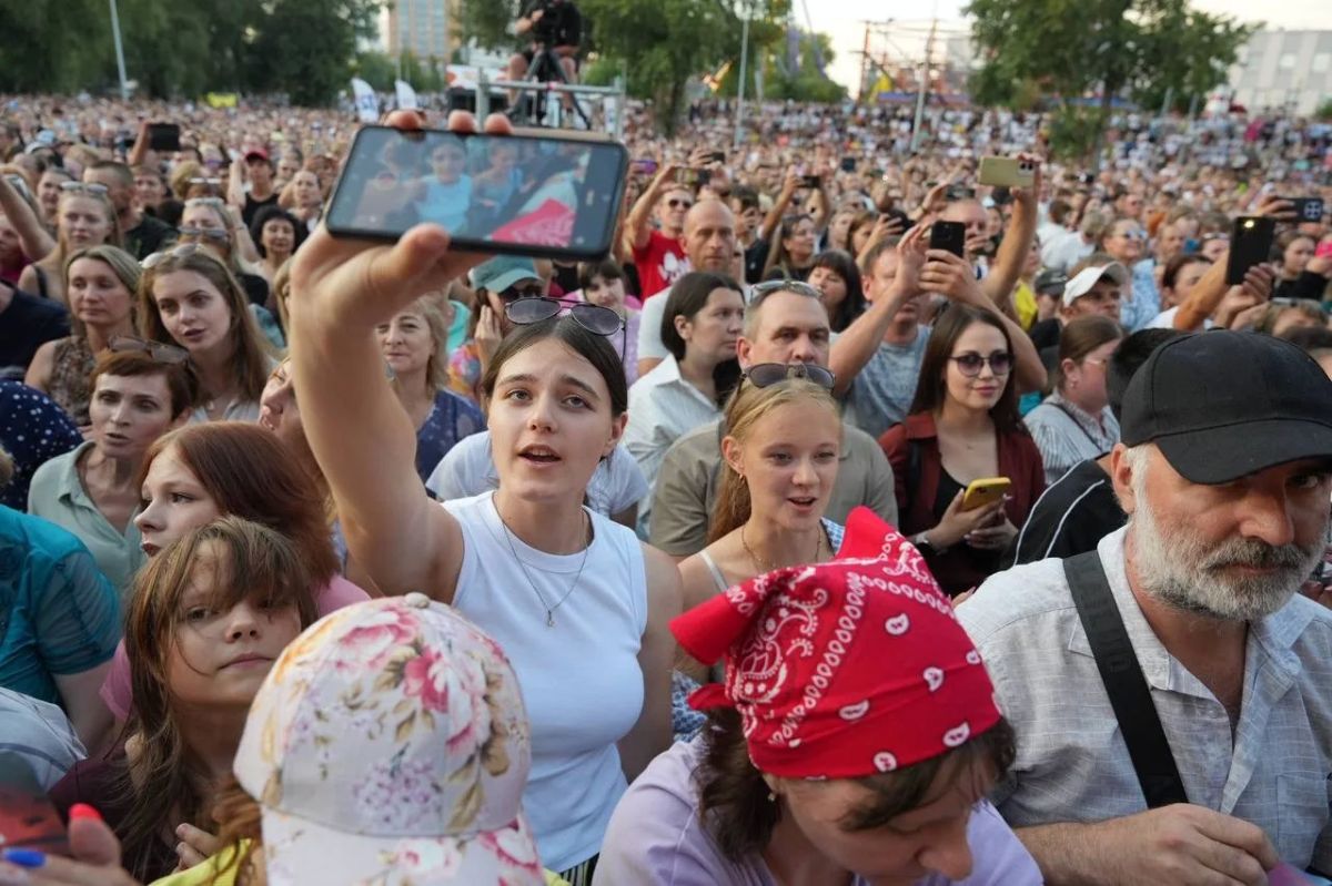 Виталий Хоценко: Фестиваль «Лето вокруг света» в Омске - Культурной столице России, проходит всегда очень ярко! Сегодня послушать любимых артистов в парк «Зеленый остров» пришли десятки тысяч омичей и гостей нашего региона Виталий Хоценко: Фестиваль «Лето вокруг света» в Омске - Культурной столице России, проходит всегда очень ярко! Сегодня послушать любимых артистов в парк «Зеленый остров» пришли десятки тысяч омичей и гостей нашего региона