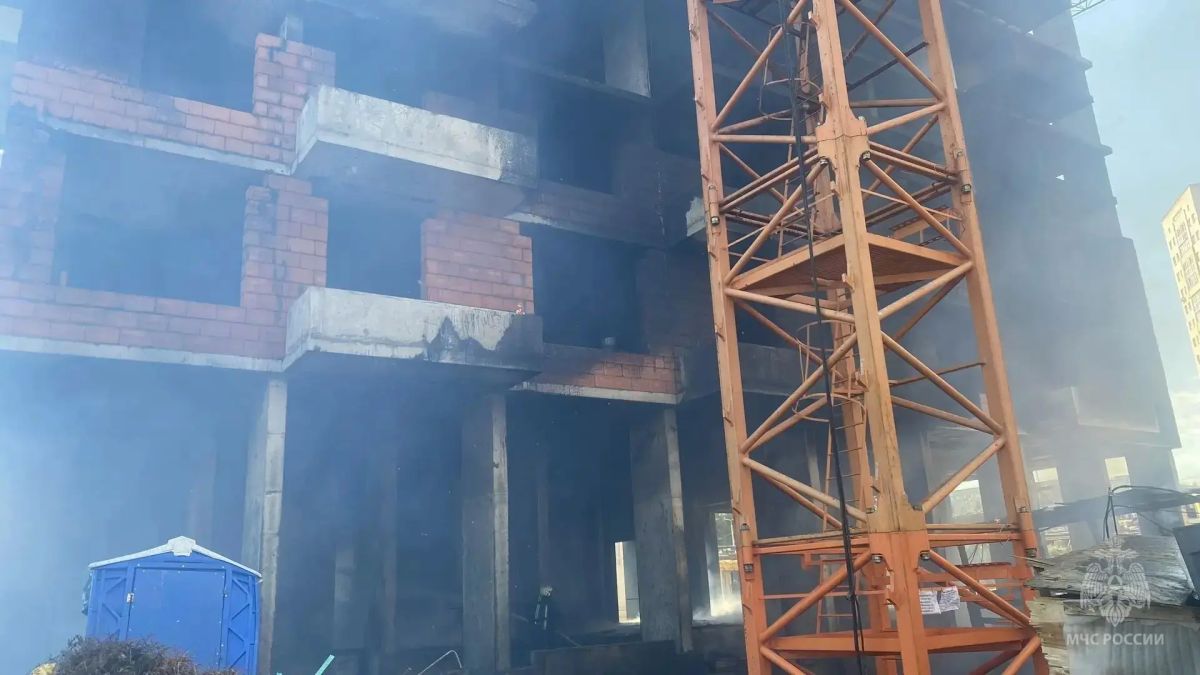 #пожарызасутки. 15 августа в 10:29 В Омске на Шаронова загорелся первый этаж строящегося здания #пожарызасутки. 15 августа в 10:29 В Омске на Шаронова загорелся первый этаж строящегося здания