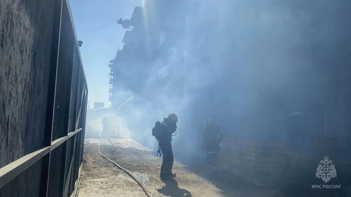 #пожарызасутки. 15 августа в 10:29 В Омске на Шаронова загорелся первый этаж строящегося здания #пожарызасутки. 15 августа в 10:29 В Омске на Шаронова загорелся первый этаж строящегося здания