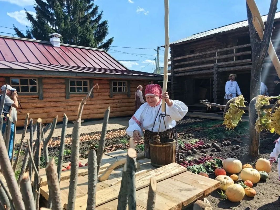 В Большеречье в музее-заповеднике «Старина Сибирская» сегодня открылось «Белорусское подворье» В Большеречье в музее-заповеднике «Старина Сибирская» сегодня открылось «Белорусское подворье»
