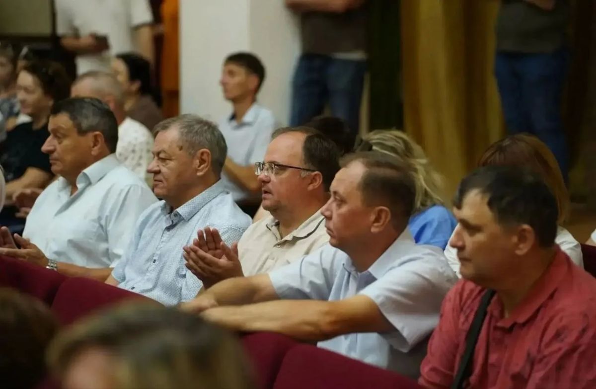 В рамках празднования Дня города Калачинска глава района Фридрих Мецлер вместе с Героем России, сенатором РФ Дмитрием Перминовым, депутатом ЗакСобрания Омской области от Единой России Светланой Энверовой и Михаилом Каракозом... В рамках празднования Дня города Калачинска глава района Фридрих Мецлер вместе с Героем России, сенатором РФ Дмитрием Перминовым, депутатом ЗакСобрания Омской области от Единой России Светланой Энверовой и Михаилом Каракозом...