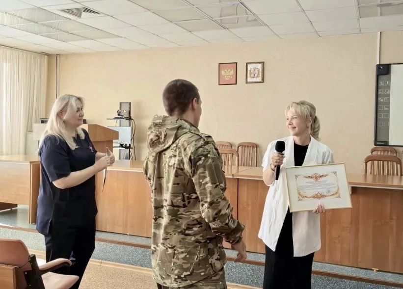 Военнослужащий специальной военной операции гвардейского парашютно-десантного полка от имени части вручил главному врачу РКПЦ Буян Марии Сергеевне благодарственное письмо за оказание гуманитарной помощи военнослужащим... Военнослужащий специальной военной операции гвардейского парашютно-десантного полка от имени части вручил главному врачу РКПЦ Буян Марии Сергеевне благодарственное письмо за оказание гуманитарной помощи военнослужащим...