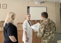 Военнослужащий специальной военной операции гвардейского парашютно-десантного полка от имени части вручил главному врачу РКПЦ Буян Марии Сергеевне благодарственное письмо за оказание гуманитарной помощи военнослужащим...
