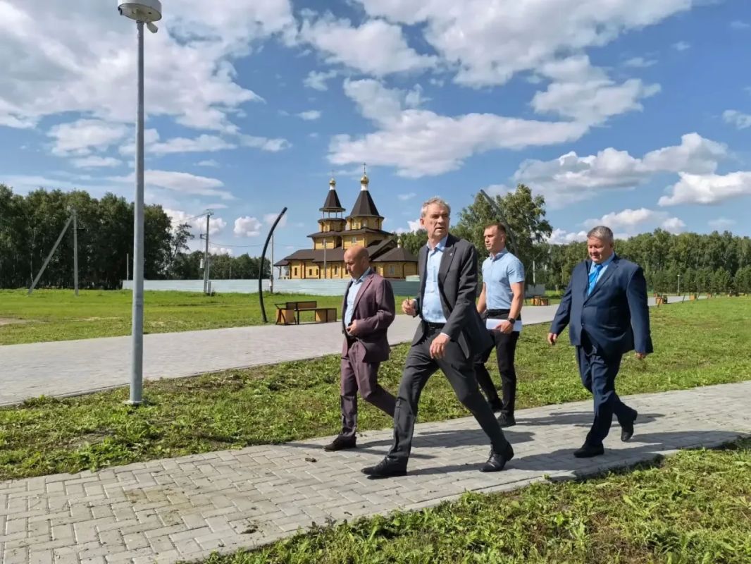 Александр Артемов оценил ход реализации проектов благоустройства в районах Омской области Александр Артемов оценил ход реализации проектов благоустройства в районах Омской области