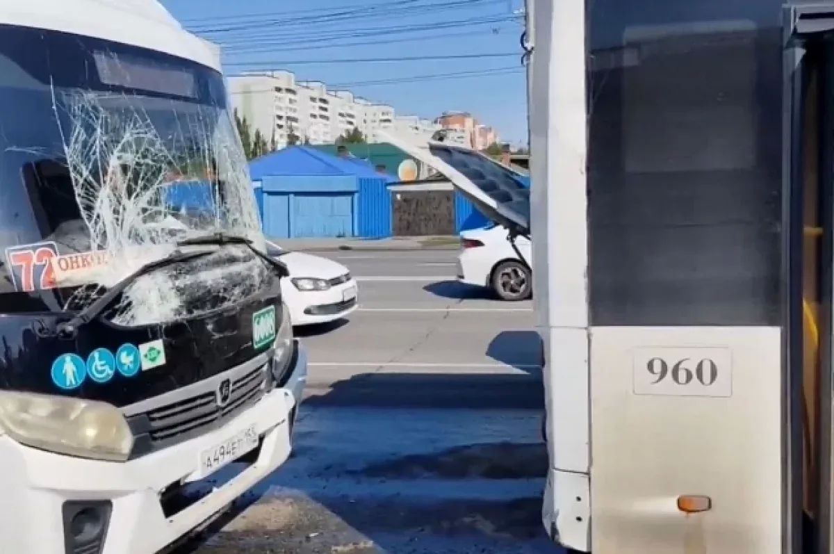 Из-за столкновения двух автобусов в центре города пострадала женщина