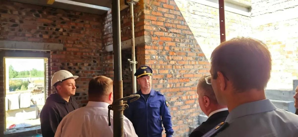 Под председательством заместителя прокурора Омской области проведено совещание на строительной площадке социальной деревни в посёлке Северный Под председательством заместителя прокурора Омской области проведено совещание на строительной площадке социальной деревни в посёлке Северный