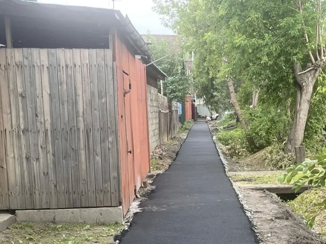 В Ленинском округе обустраивают тротуары в частном секторе