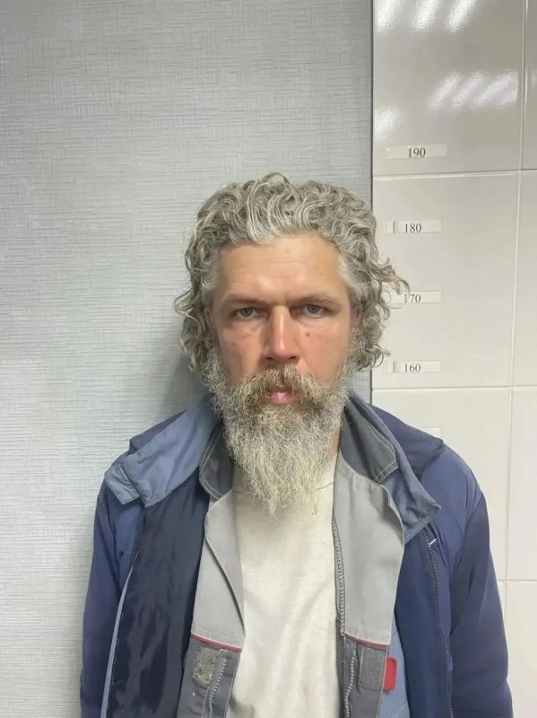 В Омске устанавливают личность мужчины с запоминающейся внешностью