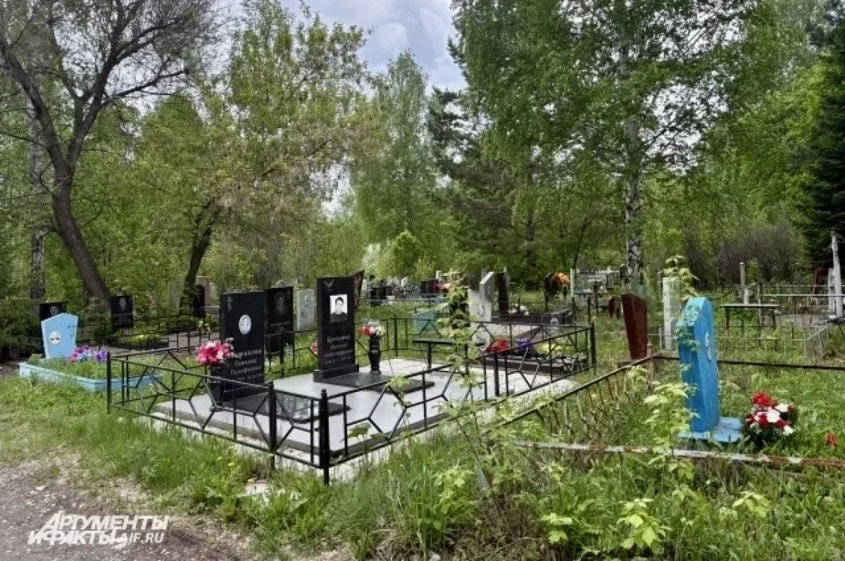 В Омске разъяснили ситуацию с платежами на кладбищах