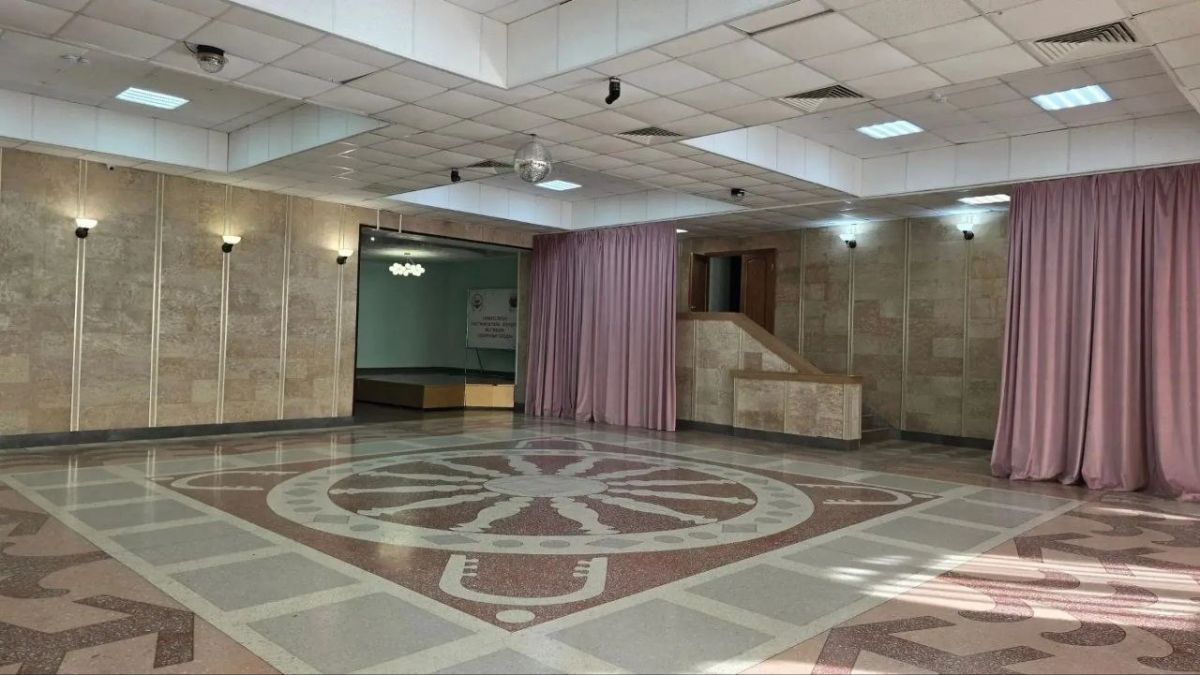 В Культурной столице на Дворце культуры «Светоч» появился мурал площадью 300 кв. метров В Культурной столице на Дворце культуры «Светоч» появился мурал площадью 300 кв. метров