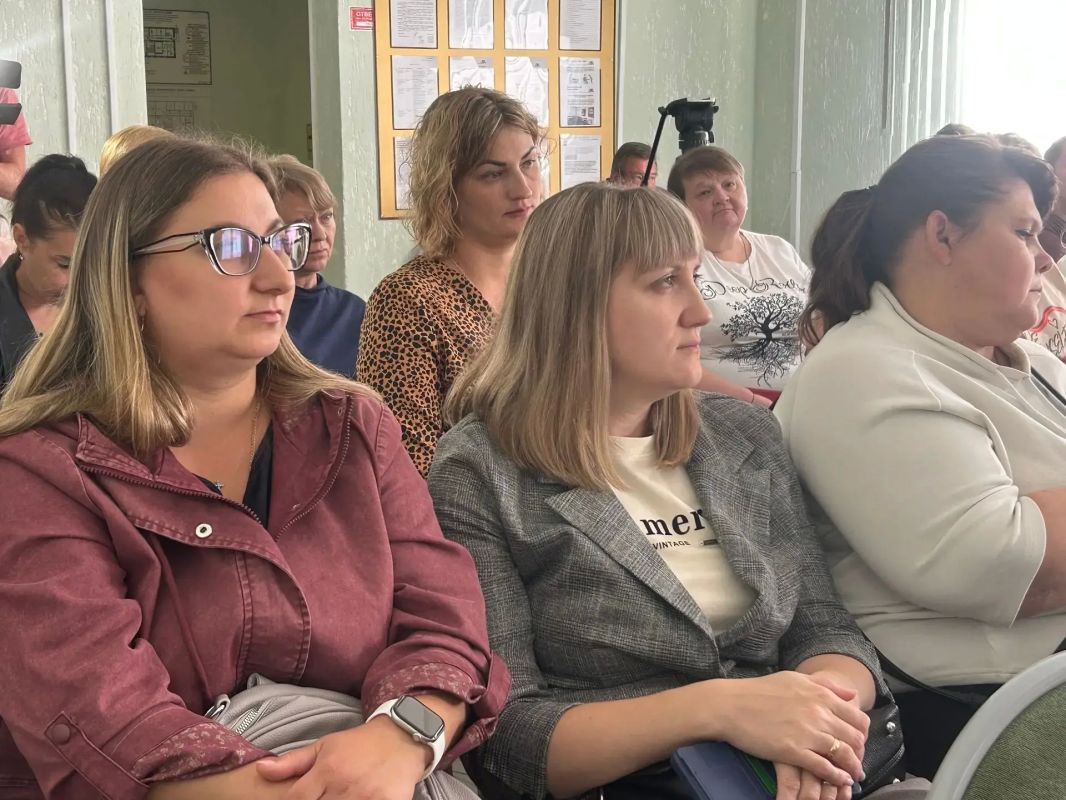 Депутат Госдумы (Единая Россия) Игорь Антропенко встретился в Омске с коллективом комплексного центра социального обслуживания «Любава» Депутат Госдумы (Единая Россия) Игорь Антропенко встретился в Омске с коллективом комплексного центра социального обслуживания «Любава»