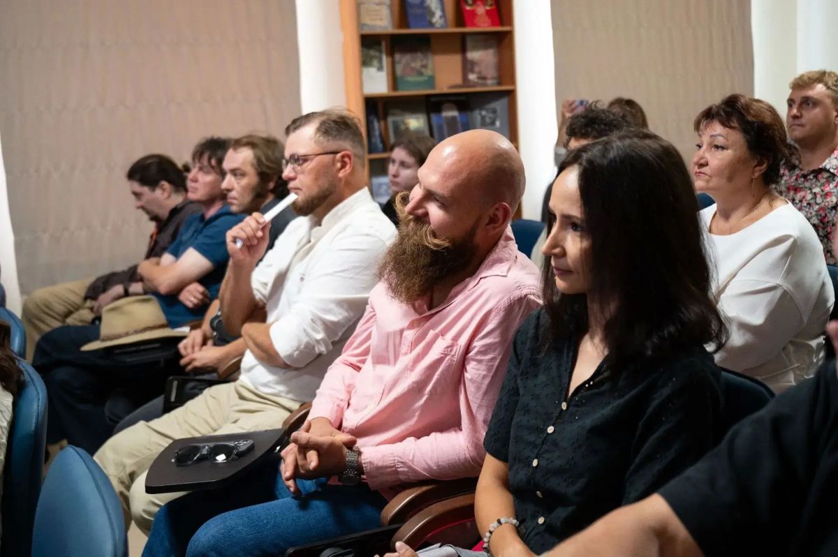 Дорожная карта по креативной индустрии «Исполнительские искусства» стала первой утвержденной заместителем Председателя Правительства Омской области Андреем Шпиленко, курирующим вопросы организации и развития креативных... Дорожная карта по креативной индустрии «Исполнительские искусства» стала первой утвержденной заместителем Председателя Правительства Омской области Андреем Шпиленко, курирующим вопросы организации и развития креативных...