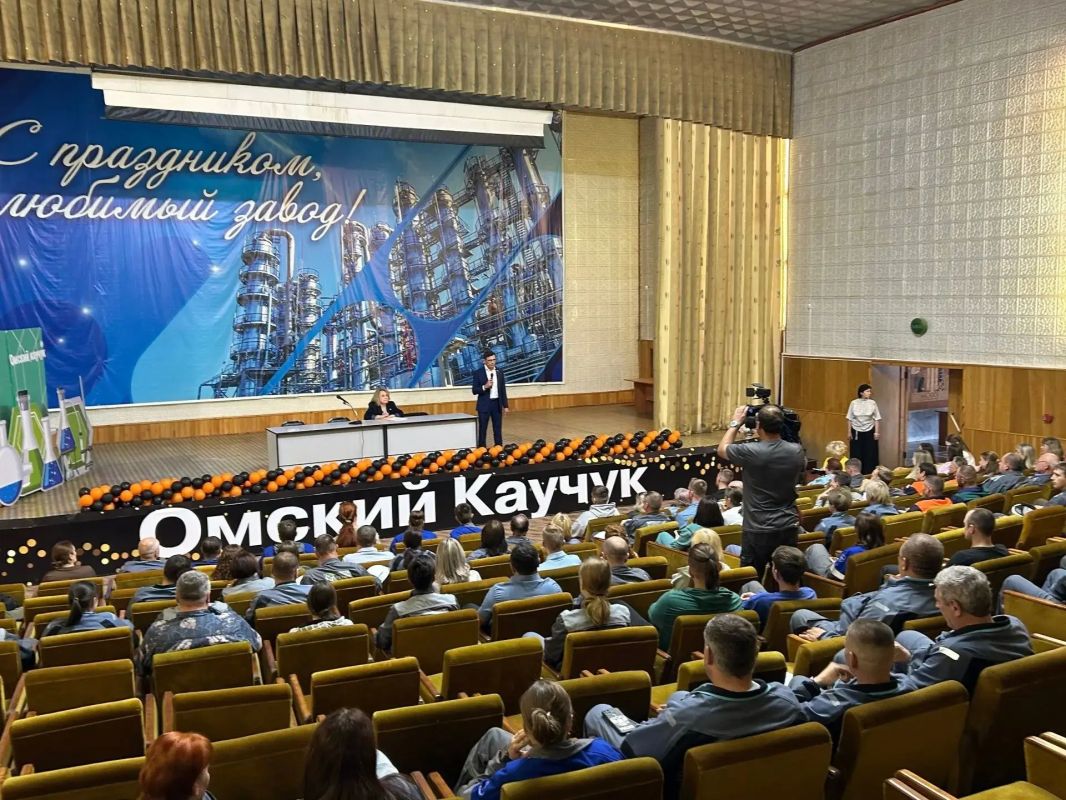Игорь Антропенко провел встречу с сотрудниками «Омского каучука» Игорь Антропенко провел встречу с сотрудниками «Омского каучука»
