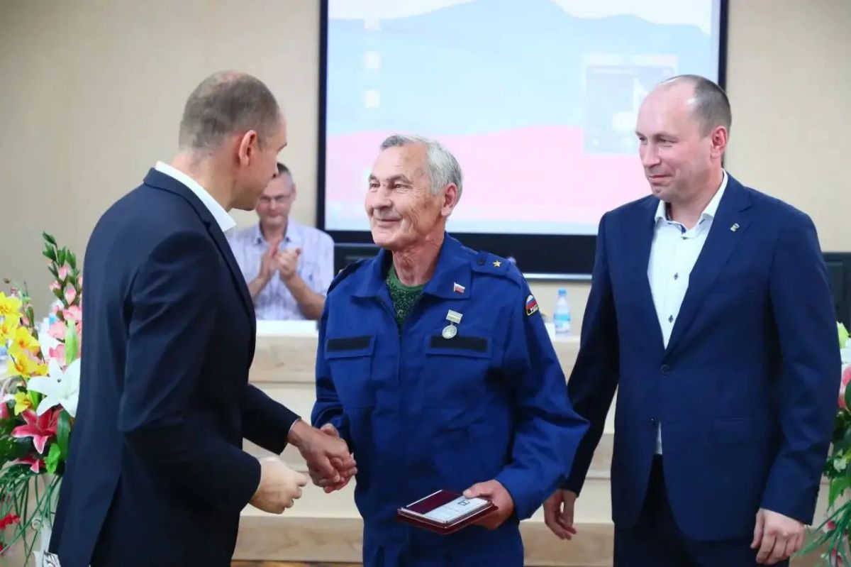 В Октябрьском округе наградили омичей за мужество и вклад в развитие города В Октябрьском округе наградили омичей за мужество и вклад в развитие города