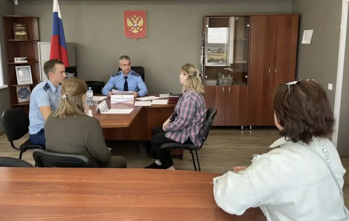 Заместитель прокурора Омской области Евгений Бельтюков провел прием граждан в прокуратуре Любинского района